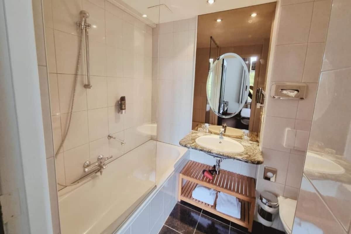 Basic Double Room | Bathroom