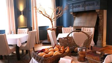 Desayuno buffet (EUR 19.50 por persona)