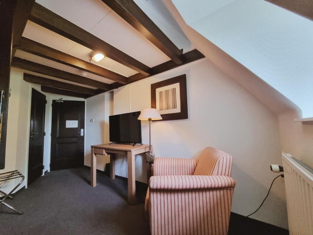 Chambre de base double | Aire de séjour | Téléviseur, station d’accueil pour iPod