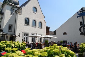 Front of property - Hotel Kasteel Doenrade  (Doenrade)