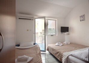 經典開放式客房, 1 張標準雙人床和 1 張沙發床, 陽台 | 舒適加層、隔音、熨斗/熨衣板、免費無線上網