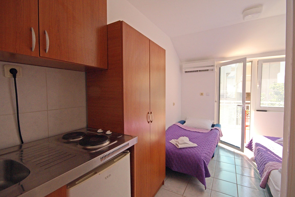 Classic Studio, 1 Double Bed with Sofa bed, Balcony | Pillowtop beds, soundproofing, iron/ironing board, free WiFi