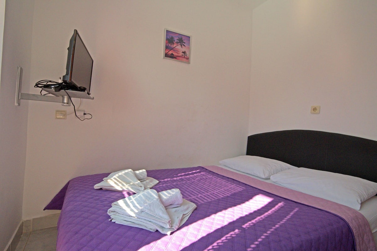 Classic Studio, 1 Double Bed, Balcony | Pillowtop beds, soundproofing, iron/ironing board, free WiFi