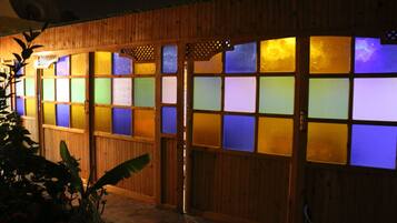 Un edificio de madera con una serie de paneles de vidrio iluminados con varios colores.