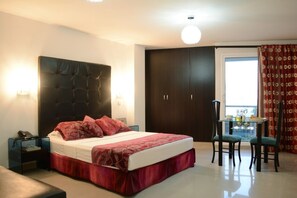 Junior Suite | In-room safe, soundproofing, iron/ironing board, free WiFi