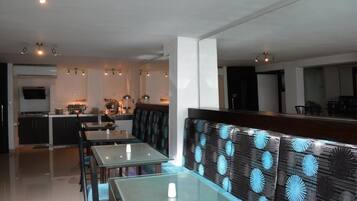 Breakfast, lunch, dinner served; al fresco dining