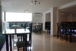 Serviço de café da manhã, almoço, jantar; restaurante ao ar livre