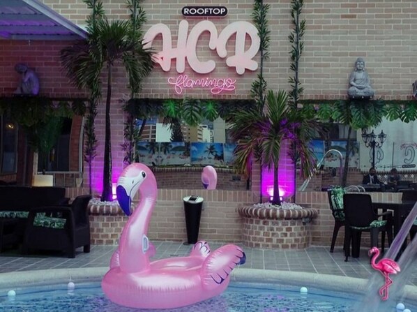 Breakfast, lunch, dinner served; alfresco dining