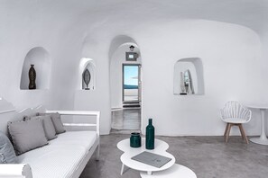Honeymoon Suite | Premium bedding, pillowtop beds, in-room safe, individually decorated - Caldera Premium Villas - Adults Only (Santorini)