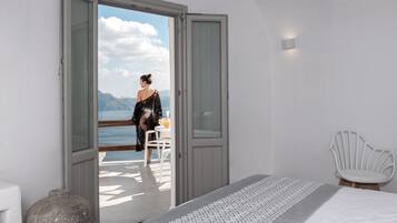 Honeymoon Suite, Hot Tub | Premium bedding, pillowtop beds, in-room safe, individually decorated