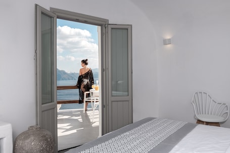 Honeymoon Suite | Premium bedding, pillowtop beds, in-room safe, individually decorated. Caldera Premium Villas - Adults Only