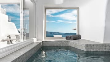Cave Suite with Hot Tub Caldera & Sea View | Sengetøy av topp kvalitet, senger med overmadrass og safe på rommet