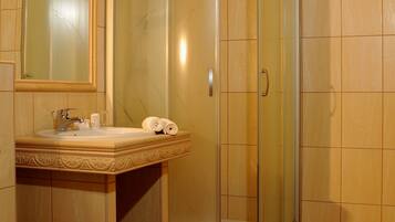 Basic Single Room | Bathroom | Towels