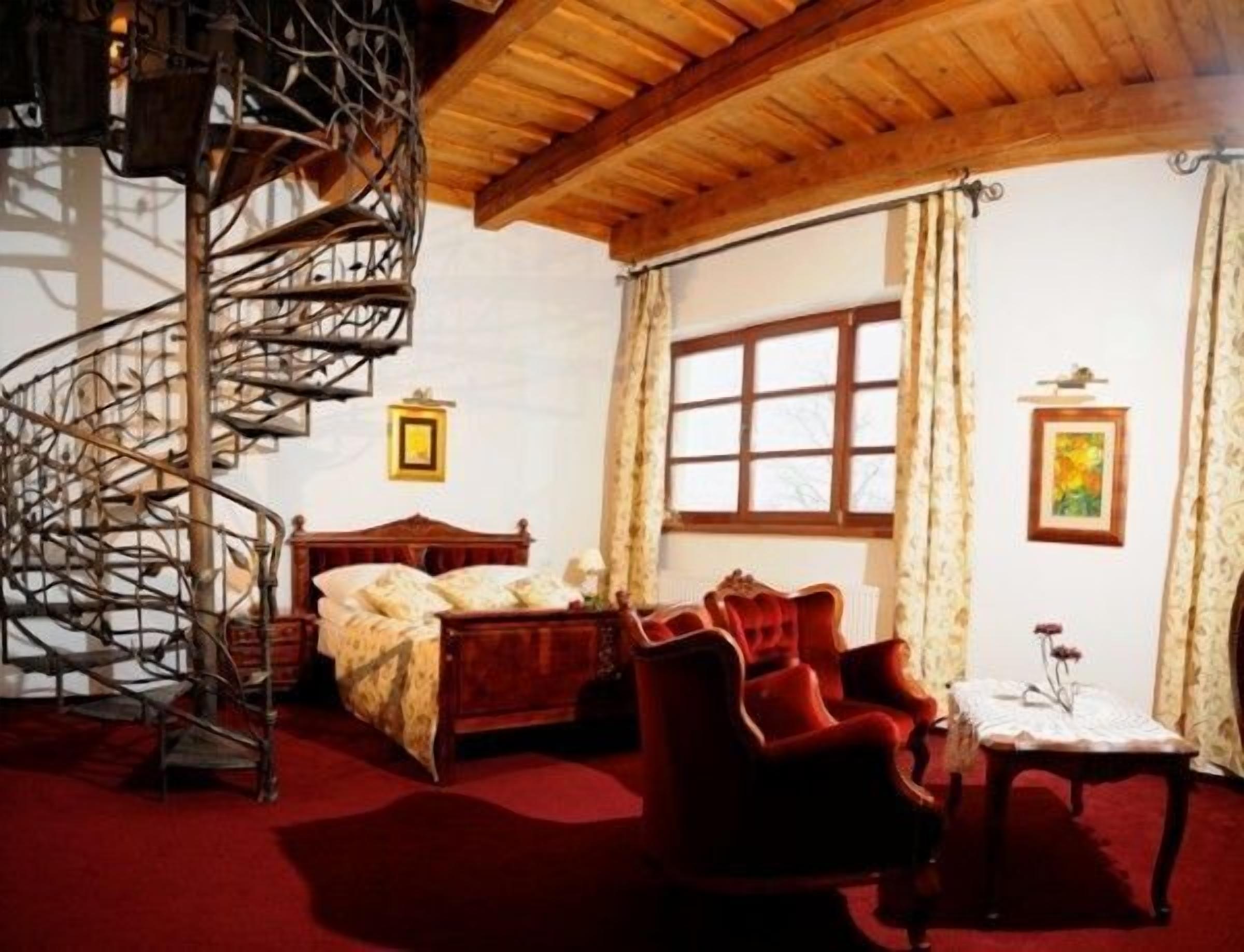 Apartamento superior | Cofres nos quartos, individualmente decorados