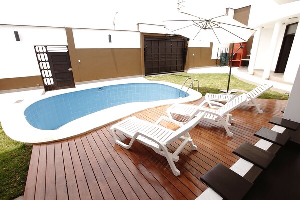 Una piscina cubierta, una piscina al aire libre