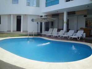 Una piscina cubierta, una piscina al aire libre