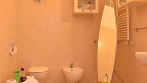 Værelse til 4 personer - privat badeværelse | Badeværelse | Bruser, gratis toiletartikler, hårtørrer, håndklæder