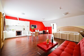 Deluxe Studio | Desk, blackout curtains, free WiFi
