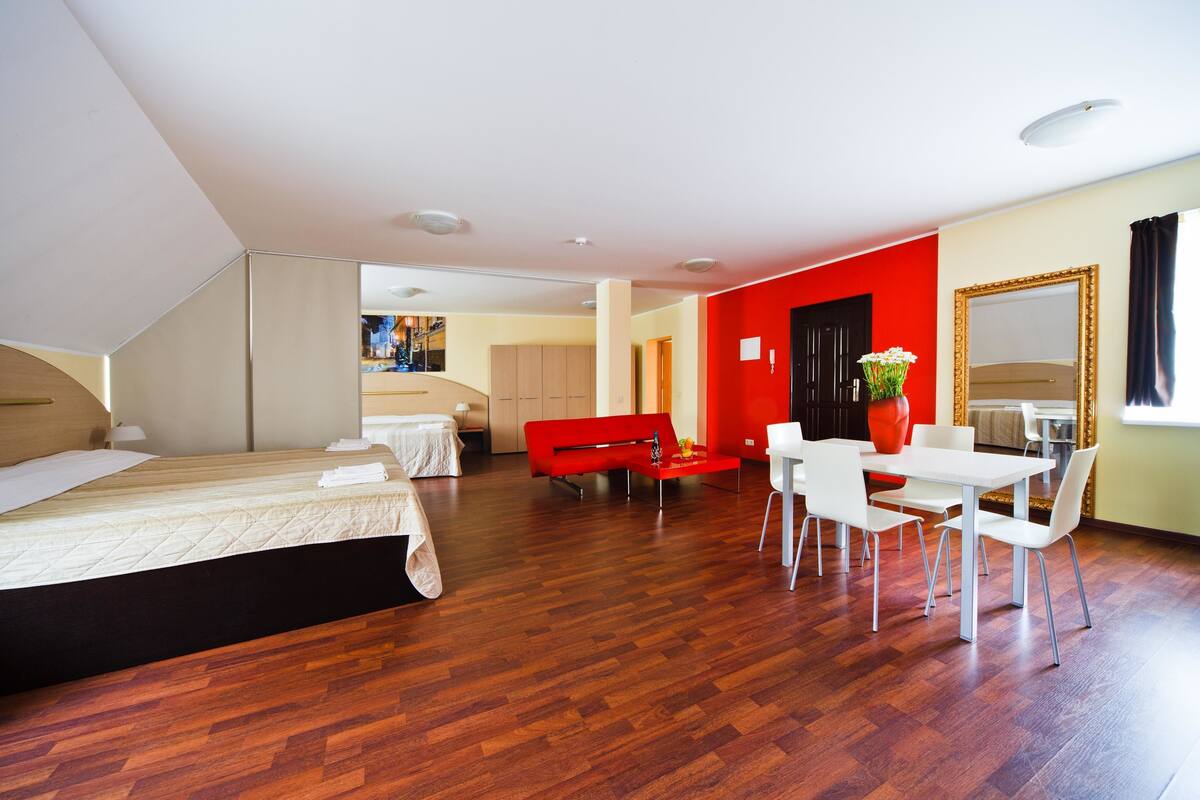 Deluxe Studio | Desk, blackout curtains, free WiFi