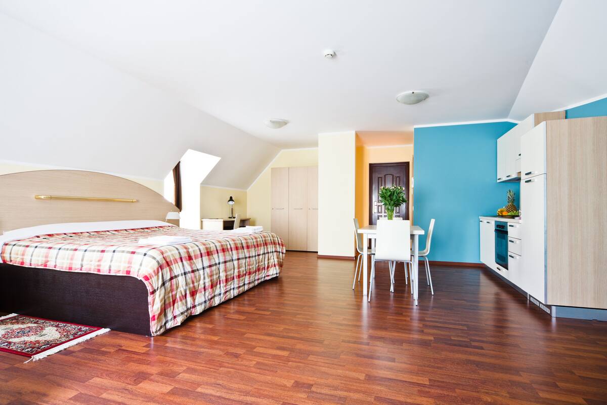 Family Apartment | Desk, blackout curtains, free WiFi