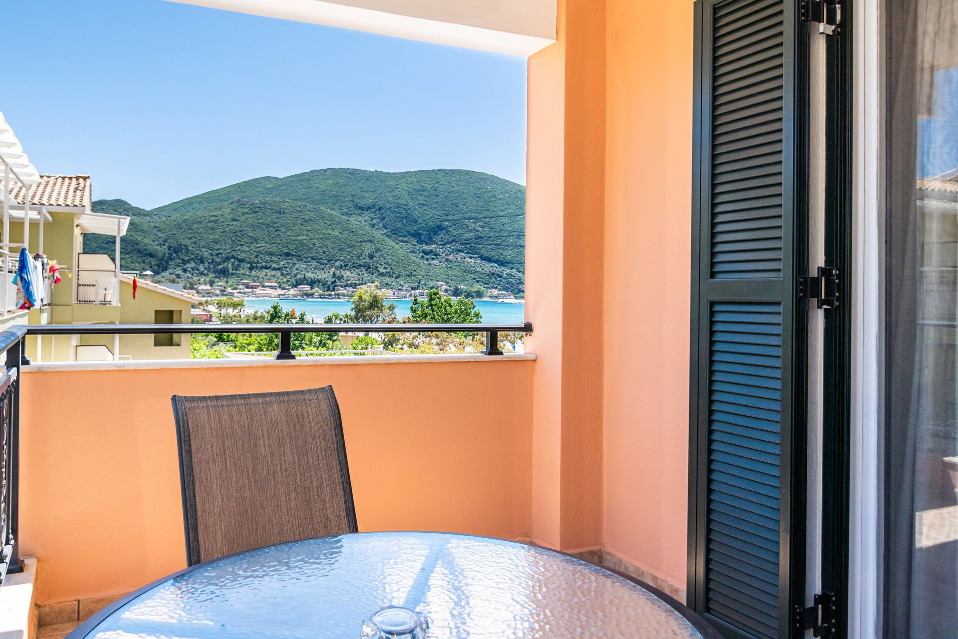 Chambre Triple, balcon, vue partielle sur la mer
