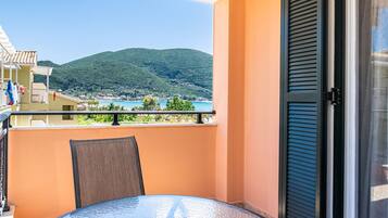 Chambre Triple, balcon, vue partielle sur la mer