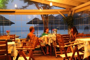 Petit déjeuner, déjeuner et brunch servis sur place, vue sur la plage