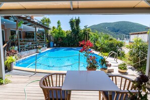 Outdoor pool, free pool cabanas, pool umbrellas