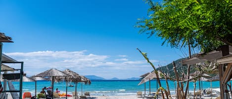 Am Strand, Cabañas (kostenlos), Liegestühle, Sonnenschirme