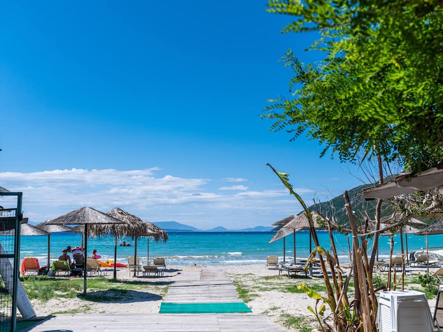 Una playa cerca, camas de playa gratis, sillas reclinables de playa