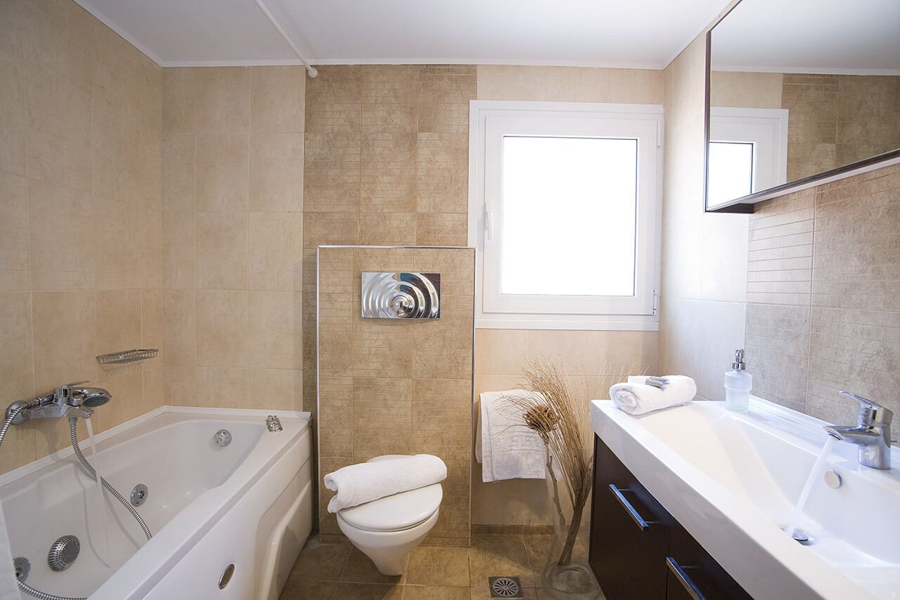 Un baño moderno con bañera, inodoro y lavamanos.
