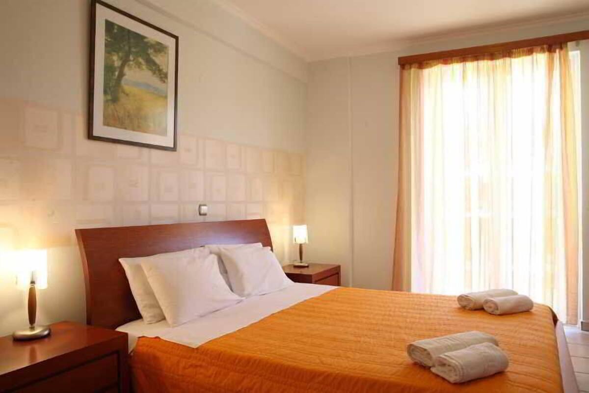 Habitación triple, balcón, vistas parciales al mar | Sábanas de algodón egipcio, ropa de cama hipoalergénica, caja fuerte