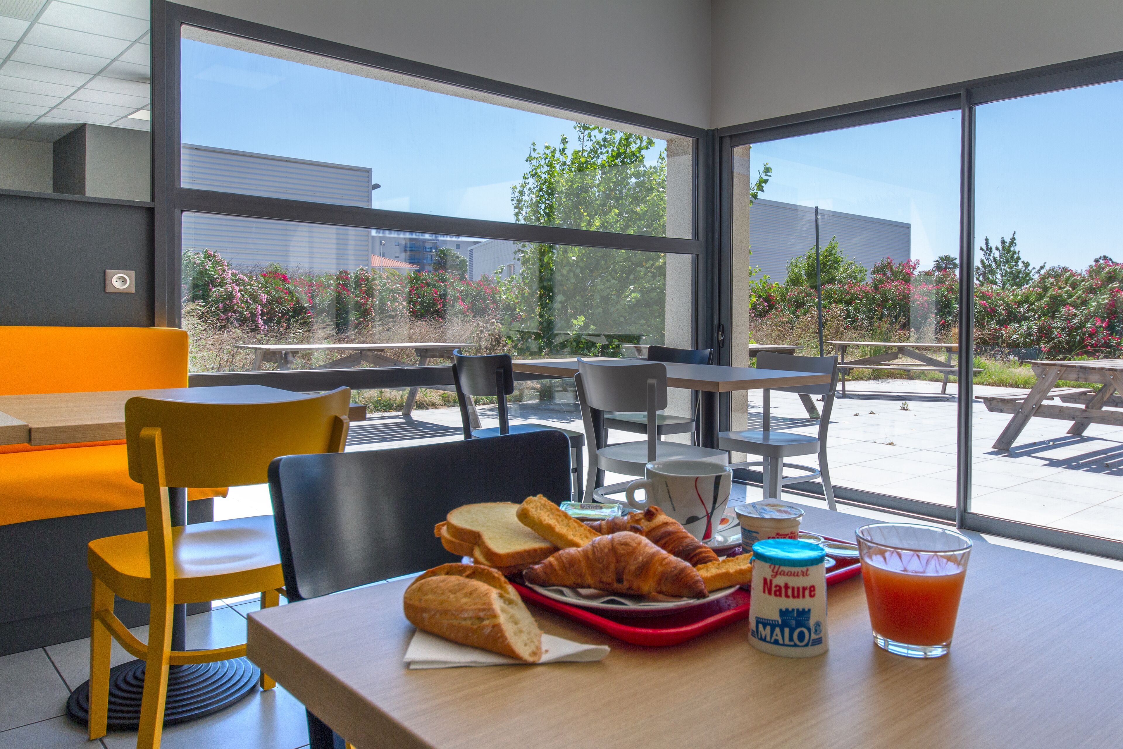 Buffet breakfast for a fee on weekdays