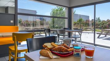 FrĂŒhstĂŒcksbuffet unter der Woche gegen GebĂŒhr