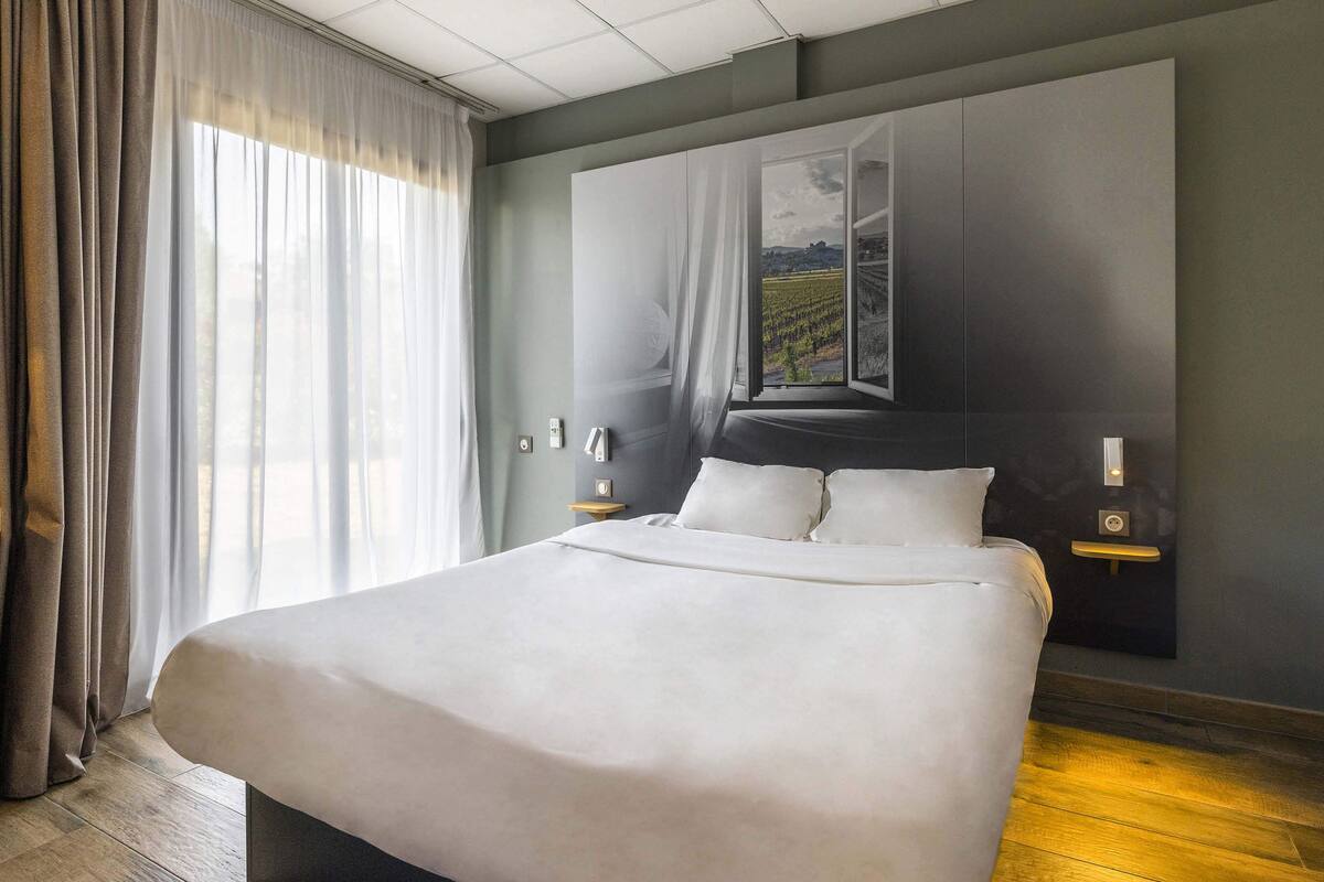 Schreibtisch, Verdunkelungsvorhänge, schallisolierte Zimmer