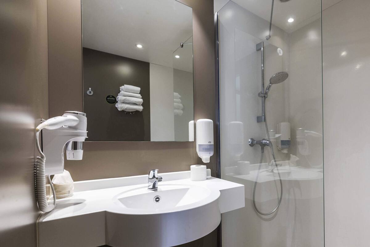 shower, towels, soap, shampoo