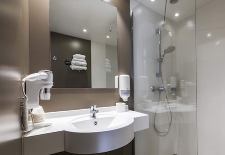 Doccia, asciugamani, sapone, shampoo. B&B HOTEL PERPIGNAN Sud Saleilles