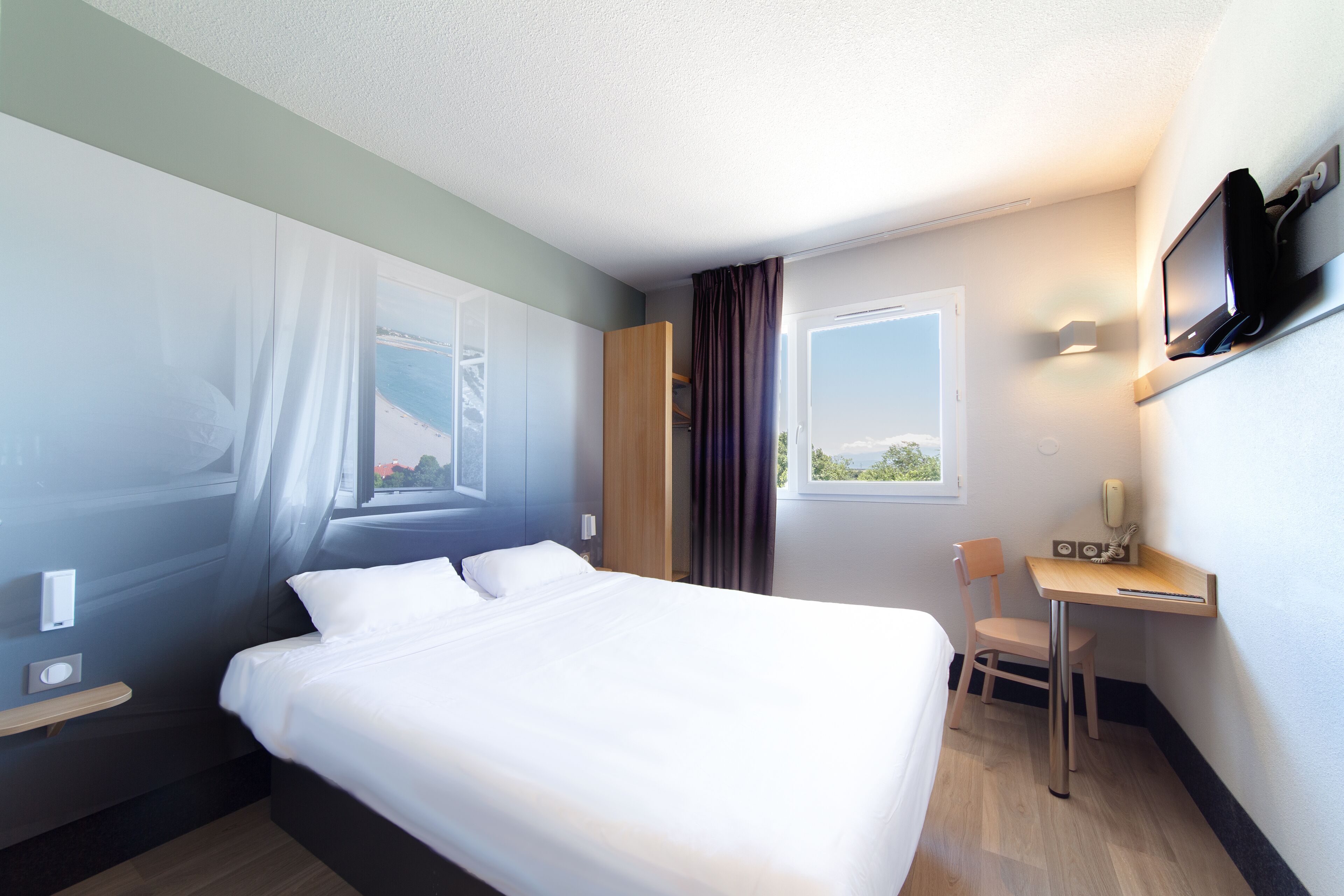 desk, blackout curtains, soundproofing, free wifi