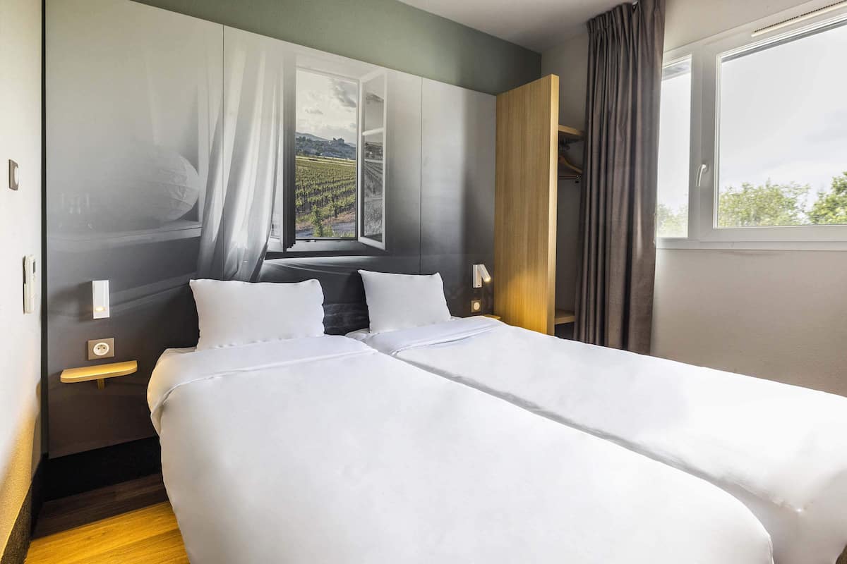 desk, blackout curtains, soundproofing, free wifi