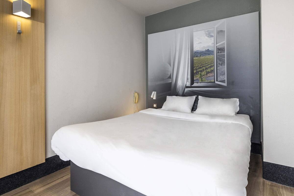 desk, blackout curtains, soundproofing, free wifi