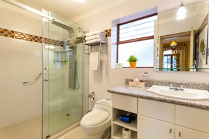 Værelse til 3 personer - balkon | Badeværelse | Bruser, brusehoved med hydromassage, designertoiletartikler, hårtørrer