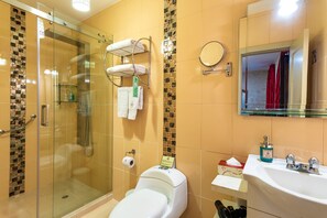 Habitación con 2 camas individuales, balcón | Baño | Regadera, regadera con hidromasaje, amenidades de baño de diseñador