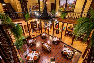 Se sirven almuerzos y cenas, restaurante con mesas al aire libre 