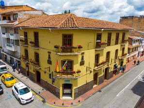 Vista frontal de la propiedad