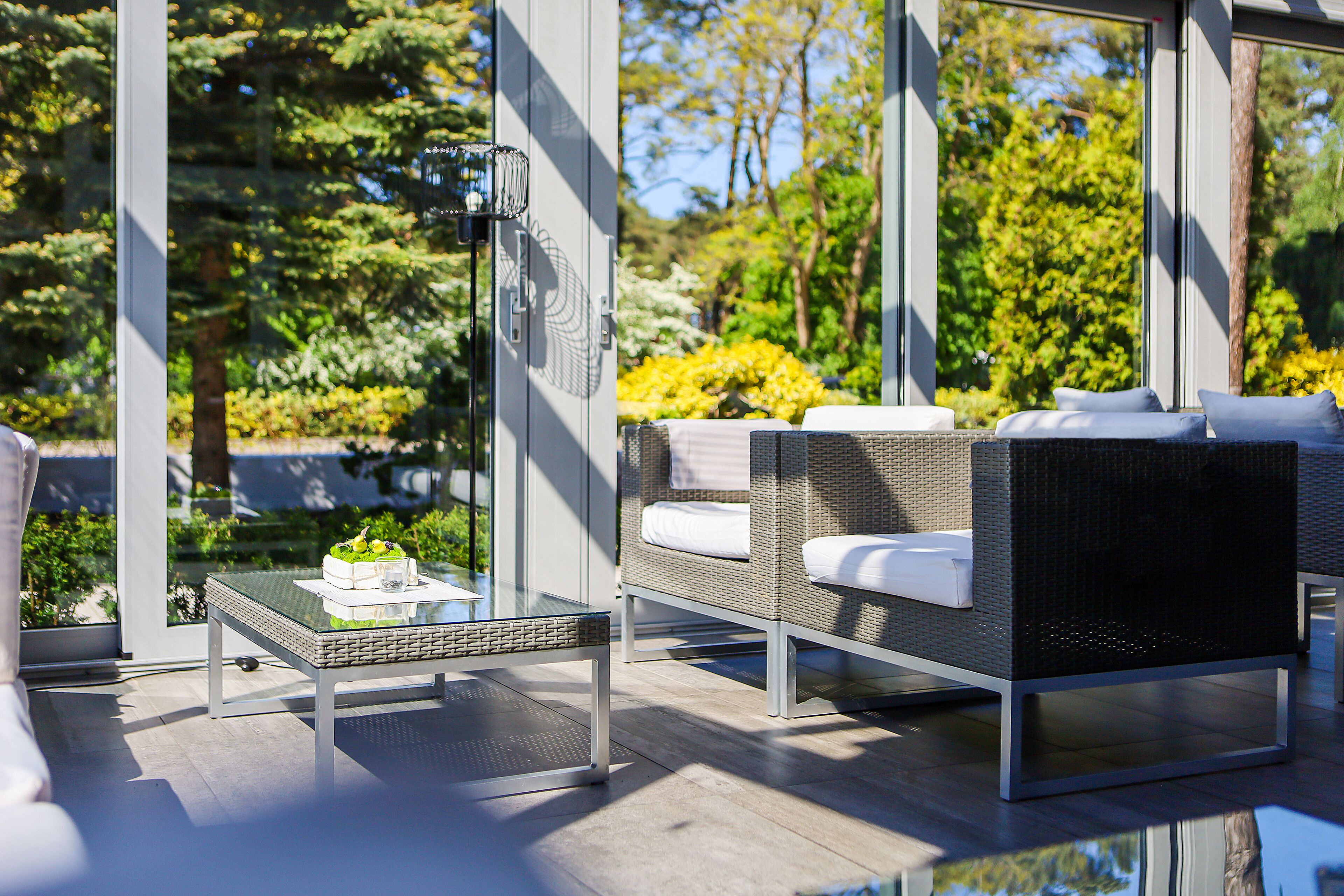 Frukost och lunch serveras, med utsikt mot trädgården 