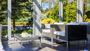 Frukost och lunch serveras, med utsikt mot trädgården