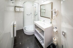 Apartment | Bathroom | Shower, free toiletries, hair dryer, towels - Hotel Jantar (Ustka)