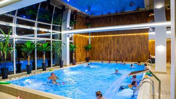 Piscine couverte, cabanons gratuits, chaises longues