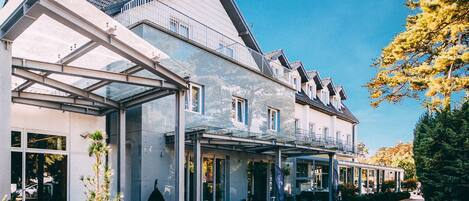 Vista frontal de la propiedad