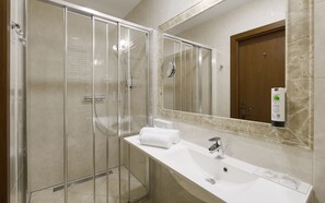 Classic Double or Twin Room | Bathroom | Shower, free toiletries, hair dryer, bathrobes